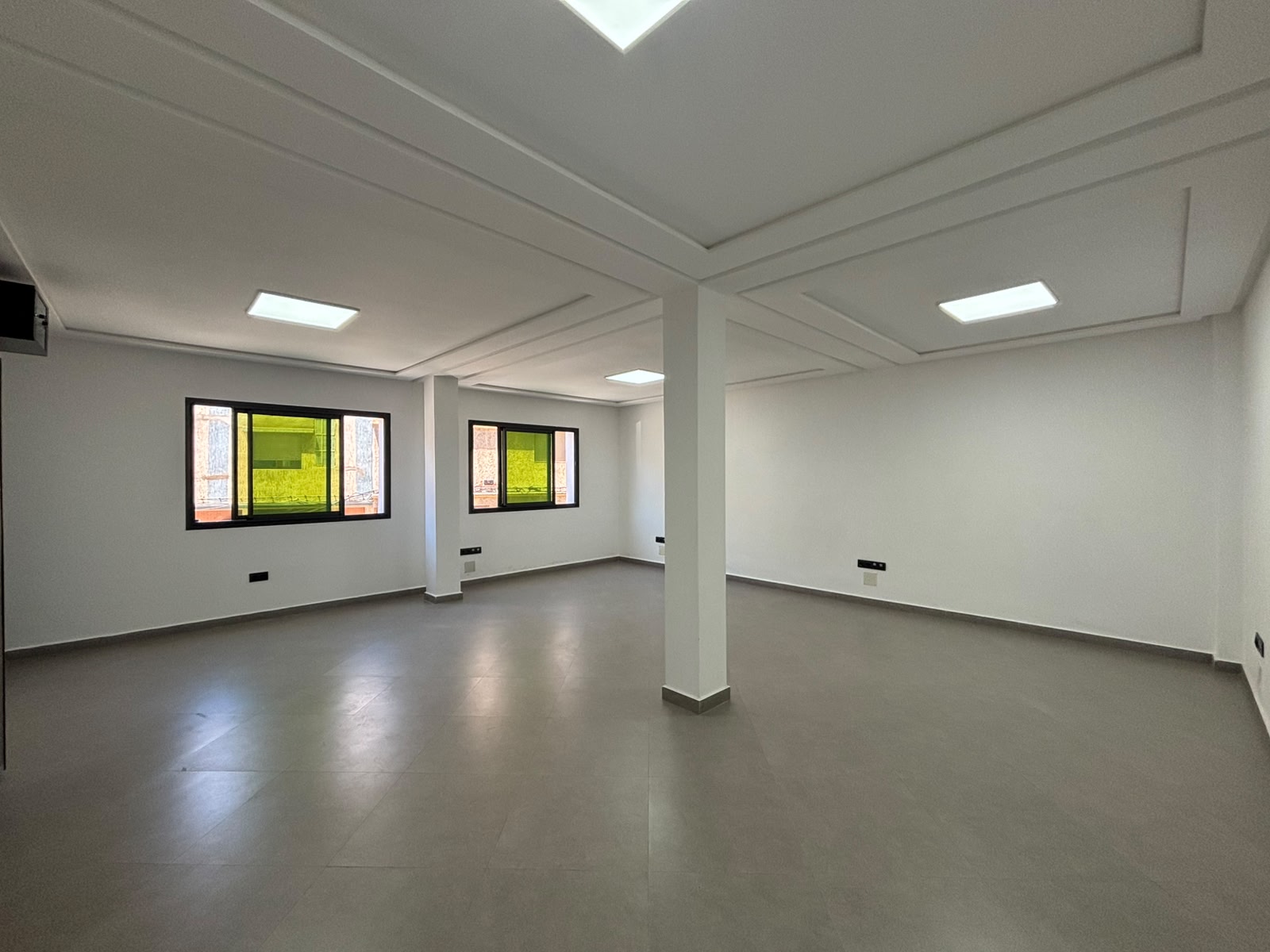 MDK Immobilier présente un bureau de 60 m² à louer à long terme.